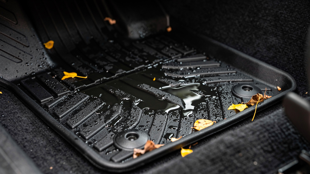 Mokre dywaniki jako źródło wilgoci w samochodzie