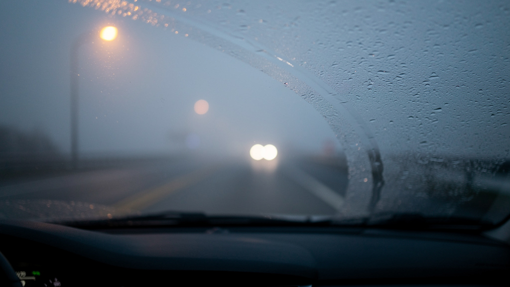 Ograniczona widoczność przez zaparowane szyby podczas jazdy
