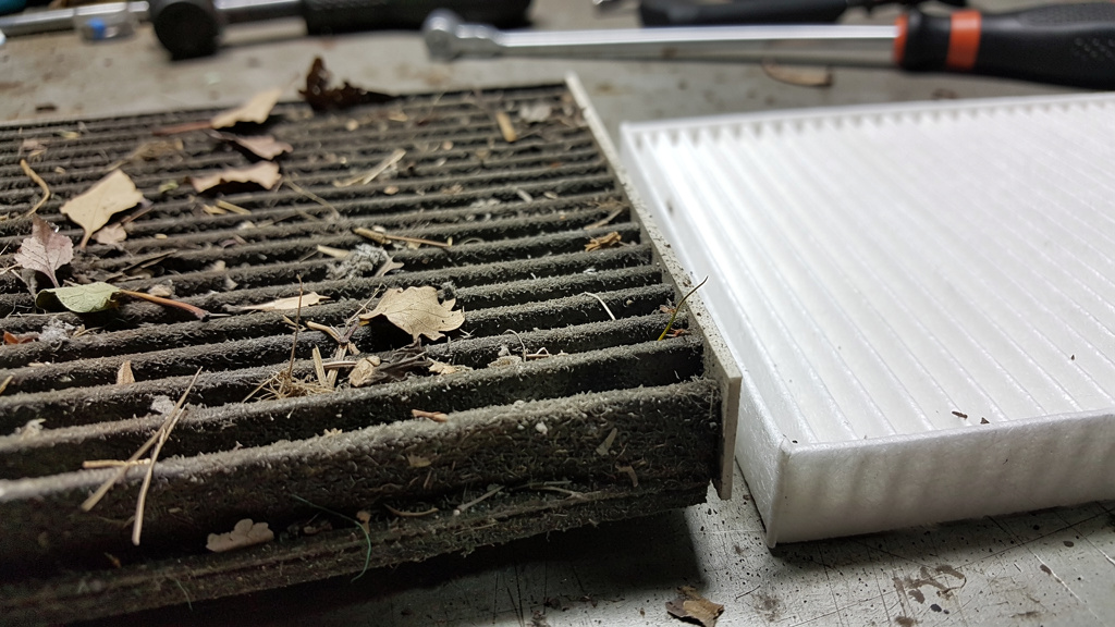 Zapchany filtr kabinowy wymagający wymiany